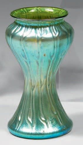 LOETZ Johann (1880 - 1940) Vase «Nénuphar» en verre irisé et flammé vert. Non signé....