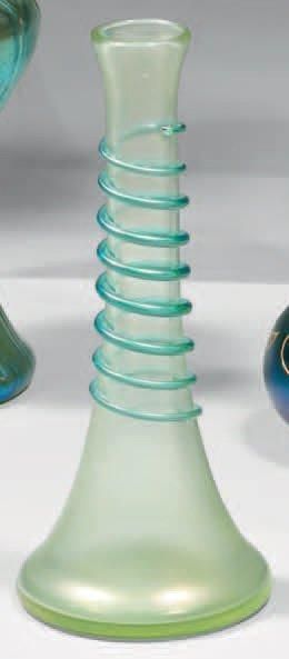 LOETZ Johann (1880 - 1940) Vase soliflore à base évasée en verre vert nuancé, irisé...