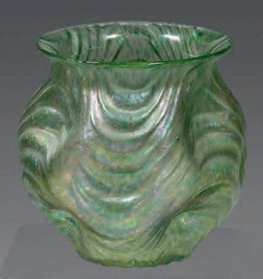 LOETZ Johann (1880 - 1940) Vase de forme ovoïde à corps entièrement modelé à chaud...