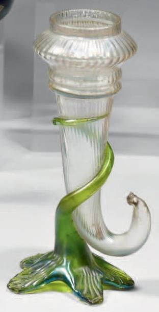 LOETZ Johann (1880 - 1940) Vase en forme d'une corne d'abondance en verre ambré transparent...
