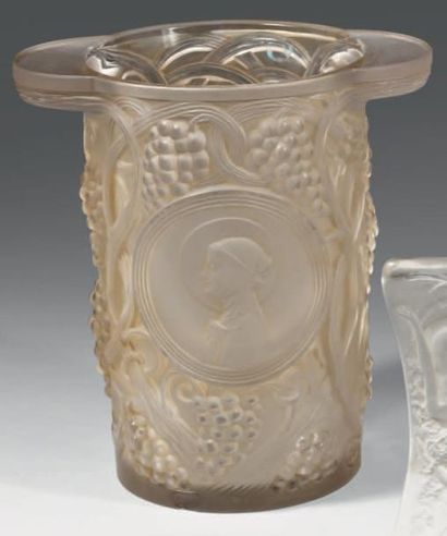 LALIQUE René (1860 - 1945) Seau à glace «Clos Sainte-Odile». Épreuve de tirage industriel...