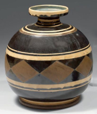 QUIMPER - signé ODETTA Période Art Déco, vers 1930. Grand vase boule en céramique...