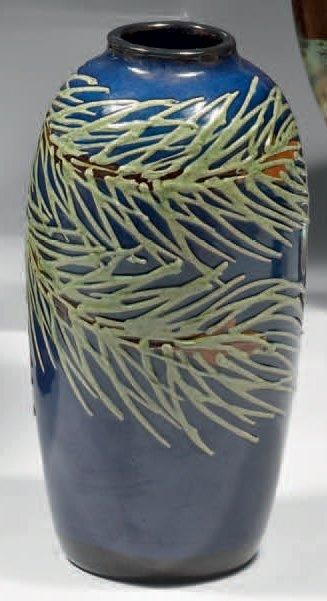 LAEUGER Max (1864 - 1952) Vase en céramique de forme ovoïde à décor de fleurs stylisées,...