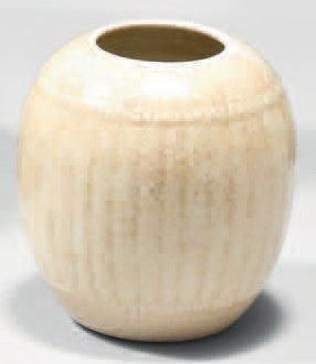 DECOEUR Émile (1876 - 1953) Petit vase sphérique en céramique. Décor de perles sur...