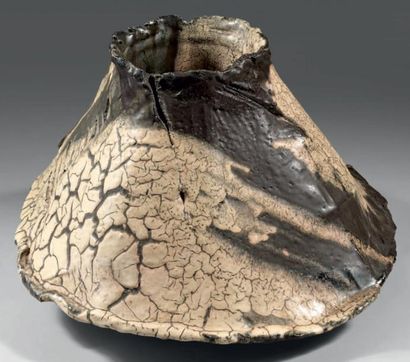 CHAMPY Claude (né en 1944) Vase dit «Cratère» en terre cuite à coulées d'émaux blanc...