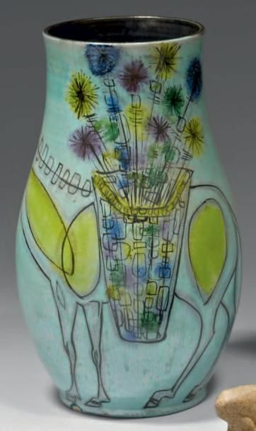ACCOLAY (1945 - 1992) Vase en céramique à corps évasé. Décor d'animaux et d'un vase...