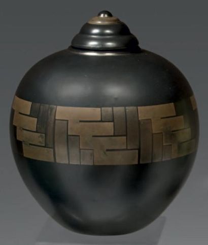 LUCE Jean (1895 - 1964) Vase couvert en céramique à décor géométrique argent. Monogramme....