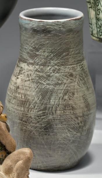 MASSON Vase à base ovoïde et col cylindrique en céramique, émaux polychromes. Signé....