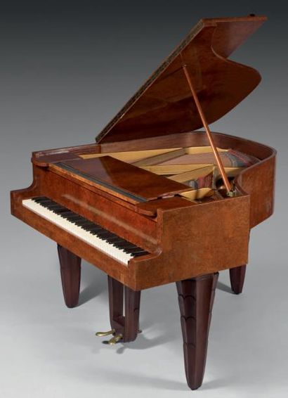 GAVEAU & DUFRENE Maurice-Elysée (1876 - 1955) Piano crapaud en placage de thuya,...