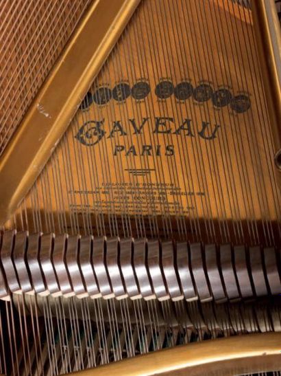 GAVEAU & DUFRENE Maurice-Elysée (1876 - 1955) Piano crapaud en placage de thuya,...