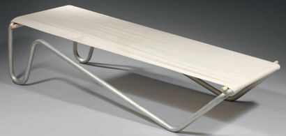 BAUDOIN & LOETS Paire de chaises longues à structure en aluminium tourné, assise...