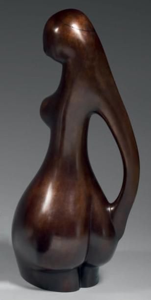Albertine LEFÈVRE Femme pichet, 1950 Épreuve en bronze patiné, signée, E. Godard...