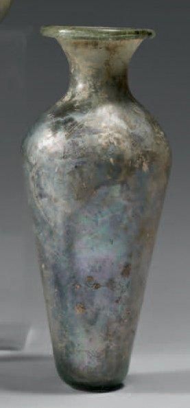 null Fiole tronconique à col concave et lèvre en bourrelet. Verre verdâtre irisé....