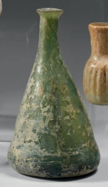 null Vase à haut col et panse tronconique Verre irisé vert. Production romaine, IVème...