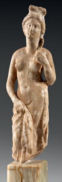 null Statuette Vénus anadyomène pudique tenant de la main droite son drapé et de...