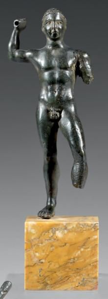 null Hercule nu, les cheveux finement gravé, il brandit le bras droit Bronze à patine...