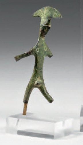 null Figurine filiforme d'un hoplite nu (ex-voto). Bronze à patine verte. Pieds et...