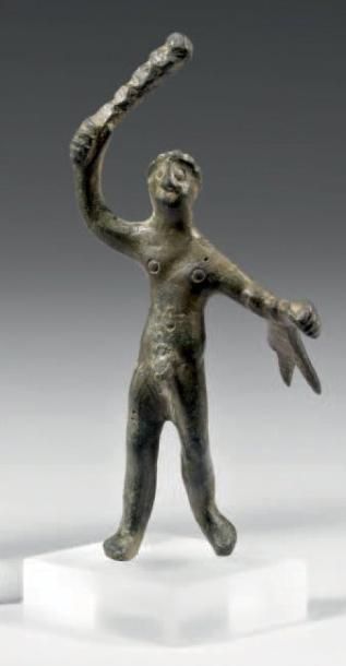 null Figurine d'Hercule nu et imberbe. Il brandit sa massue et tient sur l'épaule...