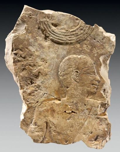 null Fragment de bas-relief représentant un buste masculin de profil droit. Au-dessus...