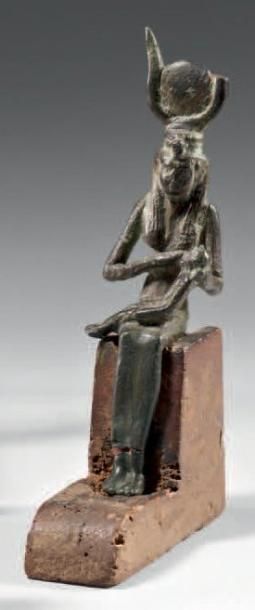 null Statuette d'Isis allaitant Horus. Bronze à patine noire. (Pieds et une corne...
