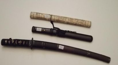 Lot de trois sabres Un petit wakizashi (handachi)...