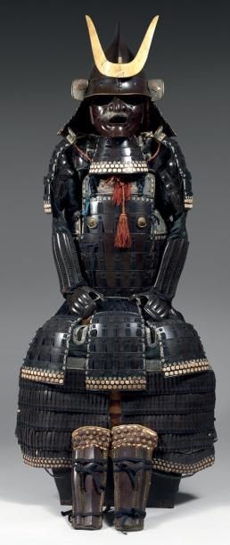 null ARMURE complète. Cuirasse de type MOGAMI-DO en fer laqué brun et lacé en sugaké...