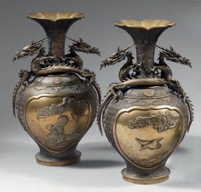 null Paire de vases en bronze à décor dans des cartouches de samouraï, arbres et...