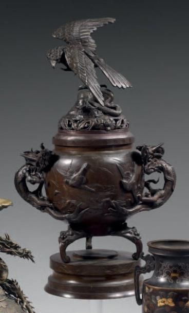 null Vase en bronze à patine brune à décor de phénix et d'oiseaux. Anses (amovibles)...