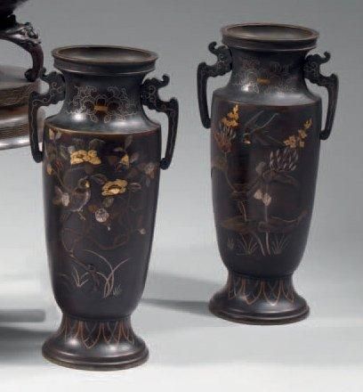 null Paire de vases en bronze à patine brune à décor en taka et nunome-zogan de plantes...