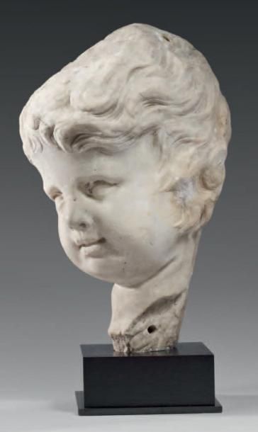 null Fragment de tête d'enfant joufflu de profil en marbre sculpté. La chevelure...
