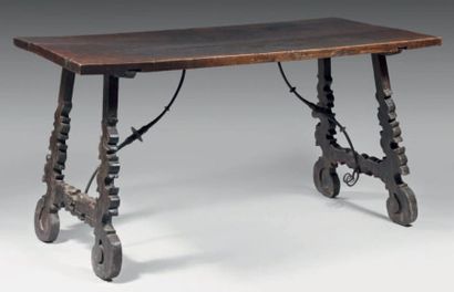 null Grande table en bois naturel reposant sur quatre pieds découpés et chantournés...