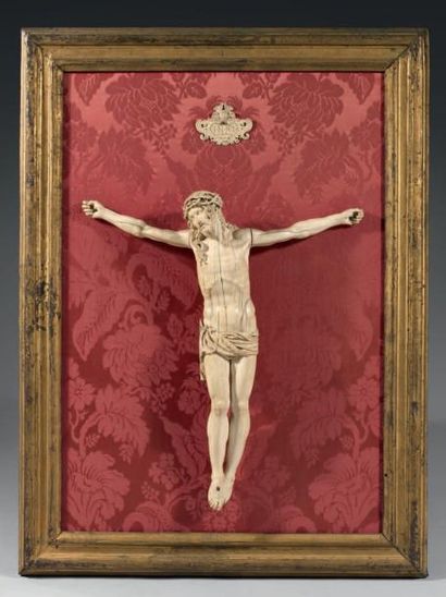 null Beau Christ en croix vivant, en ivoire très finement sculpté. Il est représenté...