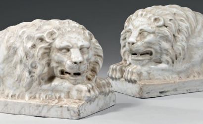 null Paire de lions couchés, en marbre blanc sculpté. Travail italien, d'époque Néo-Classique...
