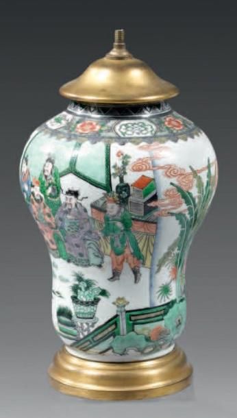 CHINE Vase monté en lampe, à décor circulaire de la famille verte, de personnages...