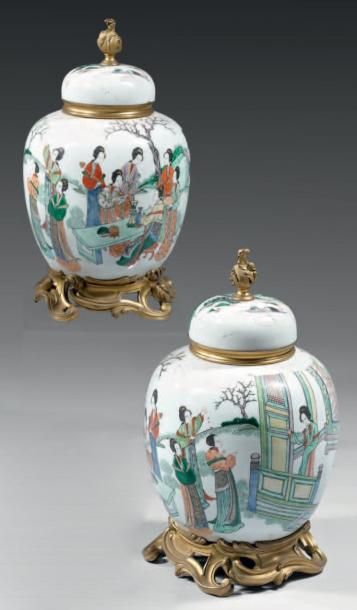 null Paire de potiches couvertes, formées de vase en porcelaine de Chine, de la famille...