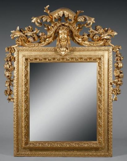 null Important miroir dans un cadre en bois sculpté et redoré à décor de raies de...