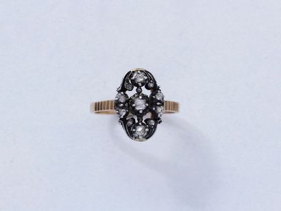 null Bague en or 14k et argent, ornée de roses diamantées dans un décor ajouré. Travail...