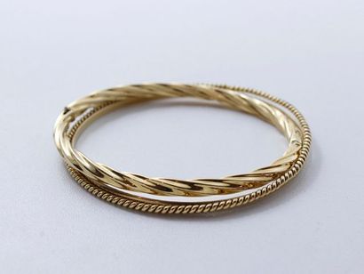 null Lot en or, composé de 3 bracelets joncs dont l'un ouvrant à charnière. (petites...