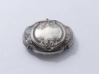 null Médaillon ouvrant en argent de forme ovale à décor de feuillage, perles et ruban;...