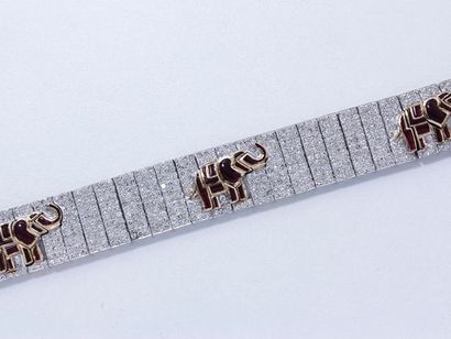 null Bracelet ruban en or gris 9 k, composé de maillons rectangulaires pavés de diamants...