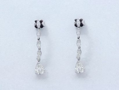 null Paire de pendants d'oreilles en or gris, composés d'une ligne articulée de diamants...