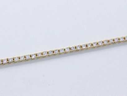 null Bracelet articulé en or, orné d'une ligne de diamants taille princesse en demi...