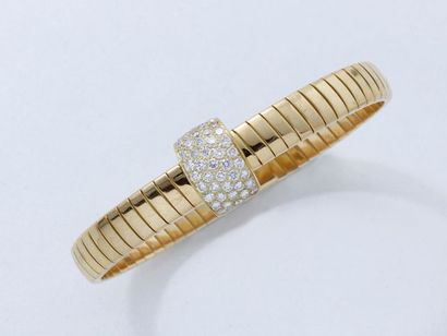 null Bracelet en or, maille tubogaz, rehaussé d'un motif pavé de diamants brillantés...