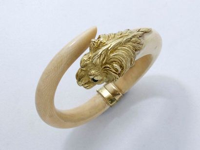 VAN CLEEF & ARPELS Bracelet jonc rigide ouvrant en ivoire, orné d'une tête de lion...