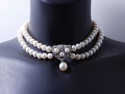 null Collier composé de 2 rangs de perles de culture légèrement ovale, orné d'un...