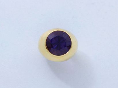 null Bague jonc en or, ornée d'une pierre synthétique à effet alexandrite. (égrisures)...