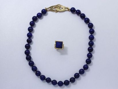 null Ensemble en or martelé et lapis lazuli, composé d'un collier avec fermoir menotte...