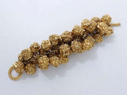 TORRENTE Bracelet en métal doré, orné de motifs stylisant des pépites. Signé. Long:...
