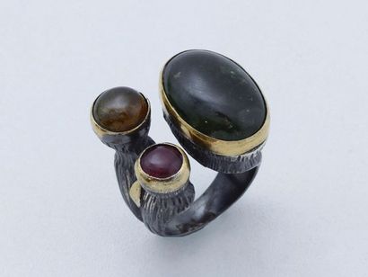 null Bague de créateur ouverte en argent noirci, ornée de 3 cabochons de pierres...