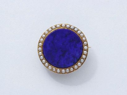 null Broche en or, ornée d'une plaque ronde en lapis lazuli, bordée de demi perles....